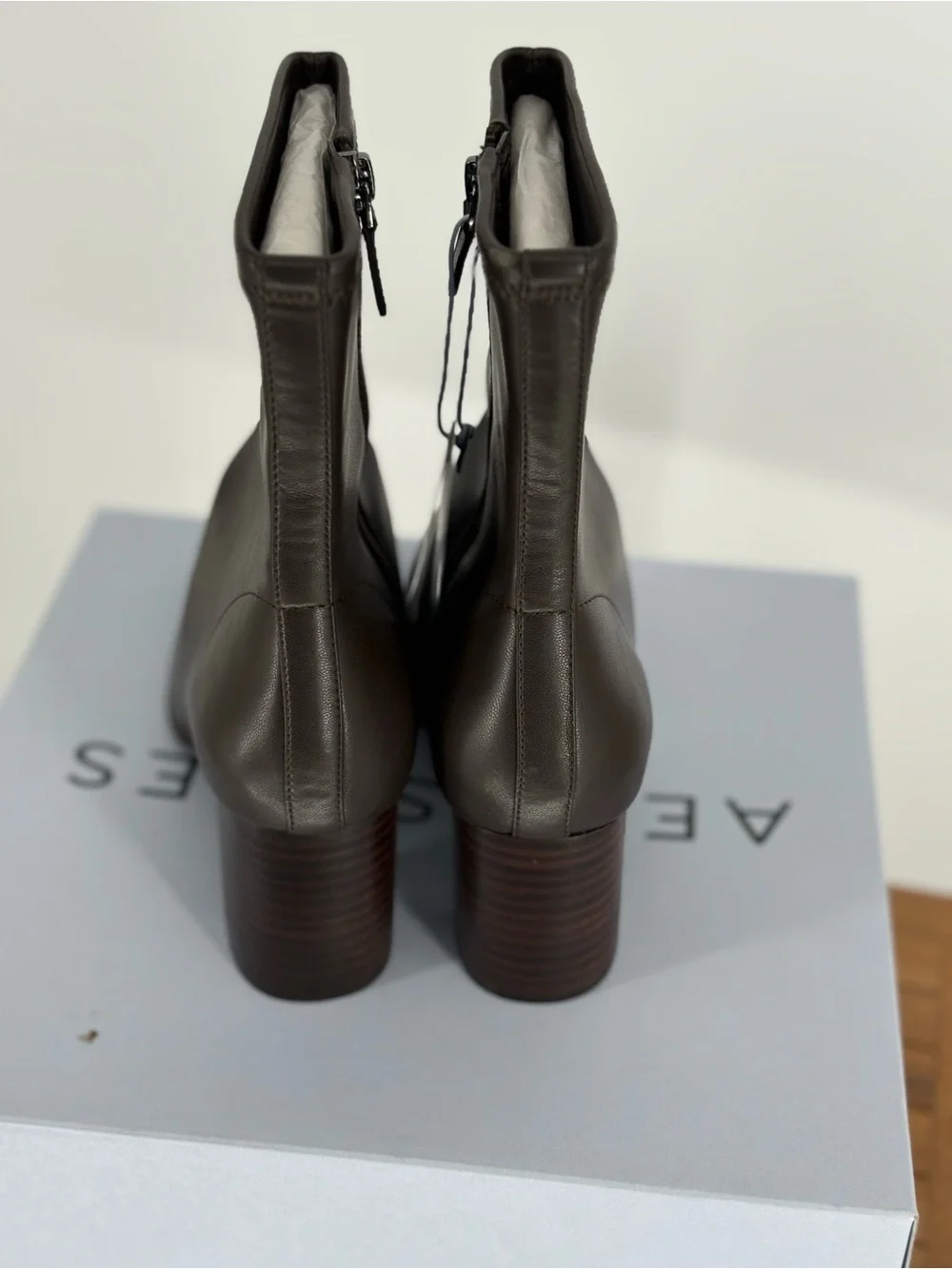 AEROSOLES sleek square